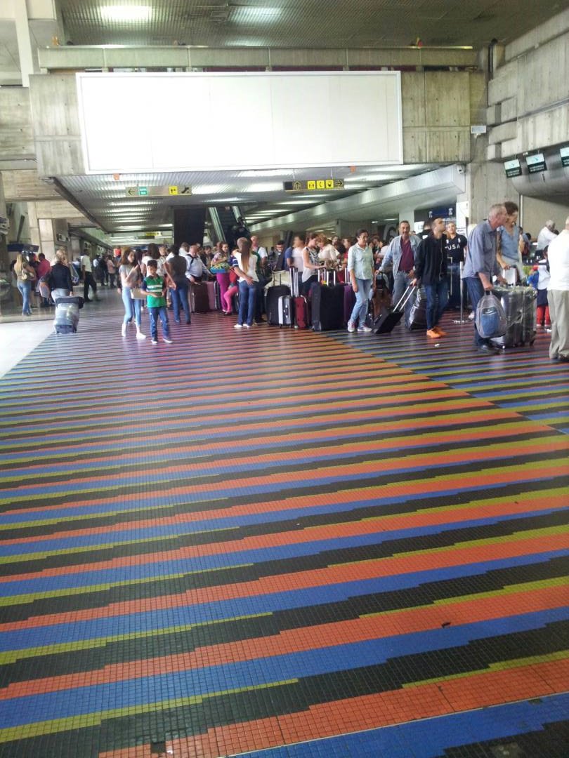 NTN24ve's tweet photo. Así se encuentra el aeropuerto de Maiquetía este #28Jul: La mayoría se va definitivamente del país https://t.co/qMIsGkYWFX https://t.co/Ui9B81zx7B