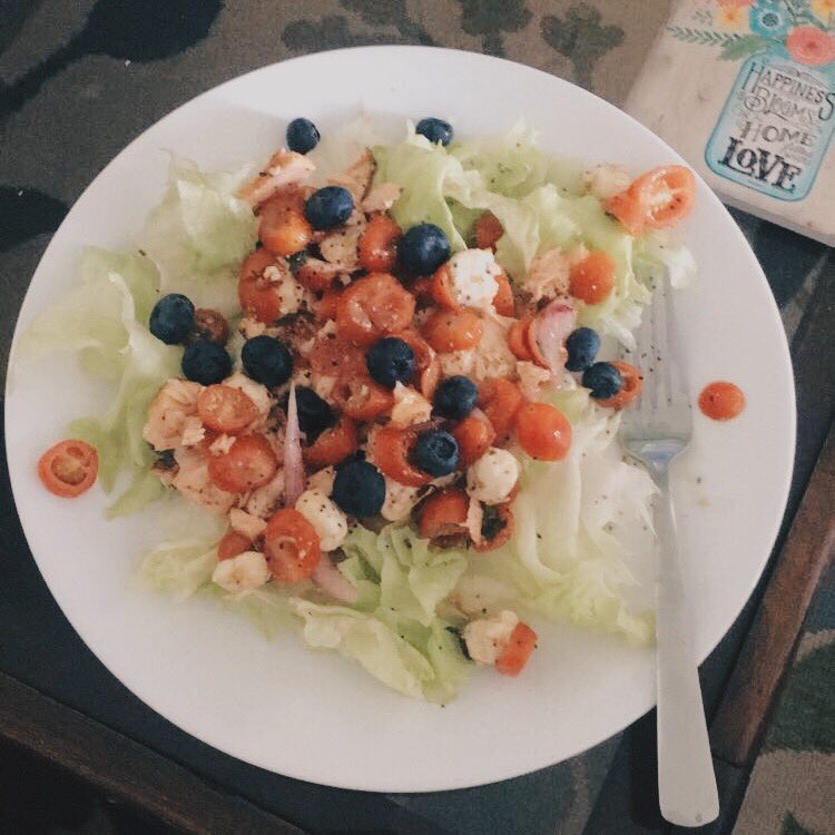 MichaelaAlison's tweet photo. Healthy eating never tasted so good! #mozzarella #blueberrie #salmon #tomatoes #yummm https://t.co/GWr3gfyRM4