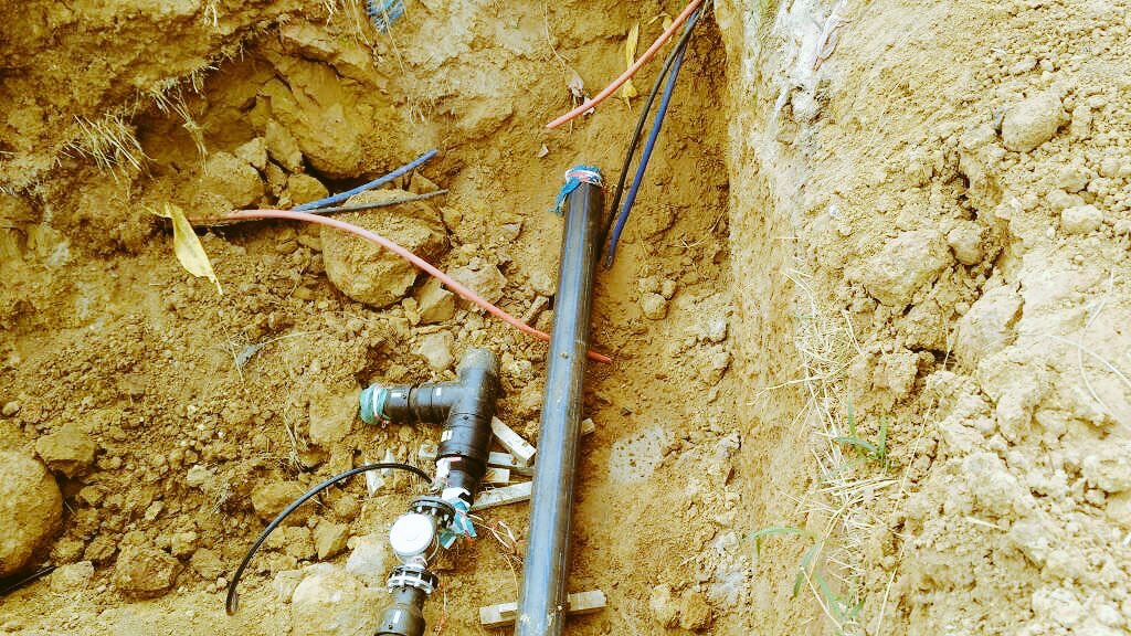 charafe's tweet photo. #Gabon FO Lbv-Fcv: sensibiliser les entreprises des TP pour éviter les ruptures de #fibreoptique! Ici #SETEG détruit une liaison nationale.. https://t.co/b62rjx0zqE