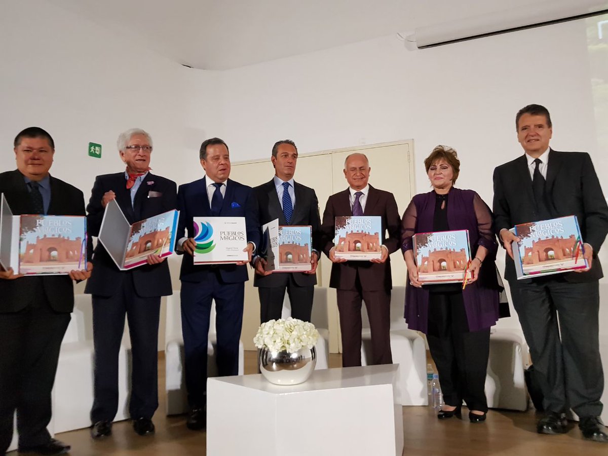 MarioUvence's tweet photo. Presenté en @ElMuseoSoumaya el libro "111 Pueblos Mágicos" donde Chiapas mereció la portada, acompañando a @Carlos_Slim_D y Víctor Rodríguez https://t.co/KBOnEbGXzf