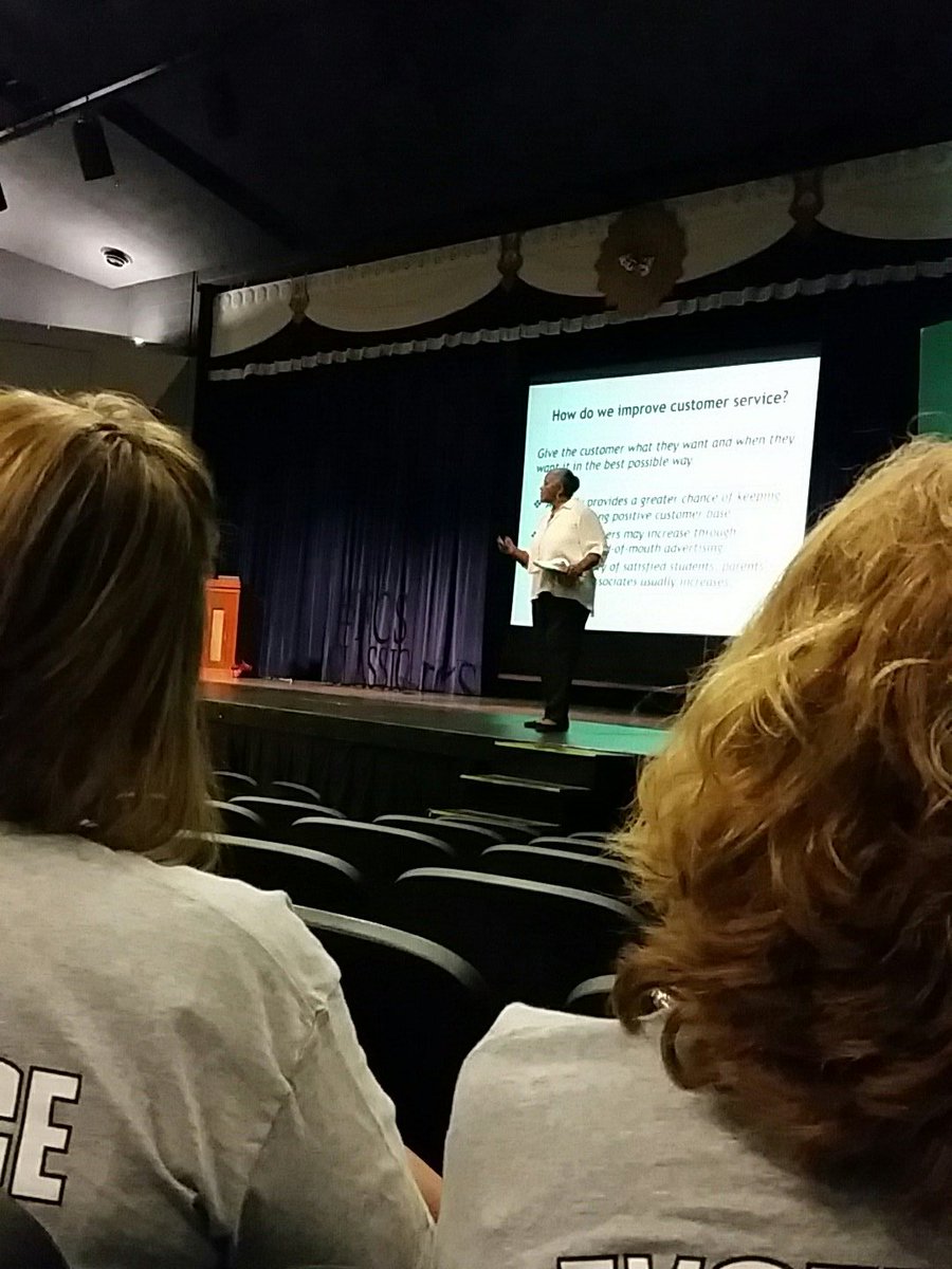 bucio_karina3's tweet photo. Dr. Beverly Smith thanks! Great customer service information. #fcsclass #FCS https://t.co/PHJBDfRf2Z