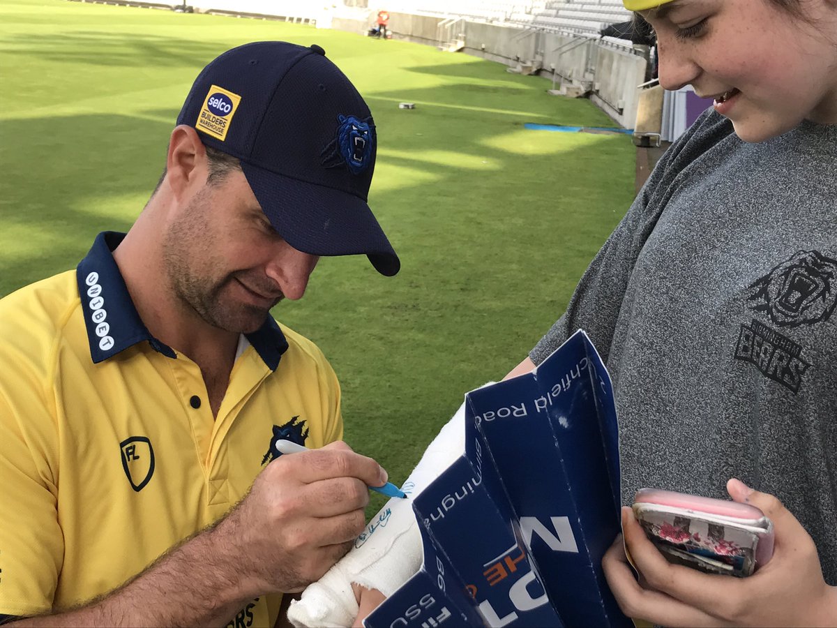 macfin76's tweet photo. @BearsT20 @SelcoBW @motorpoint #ubears shannon and a 'grand' bear 😂 https://t.co/ci4r1P3gRU