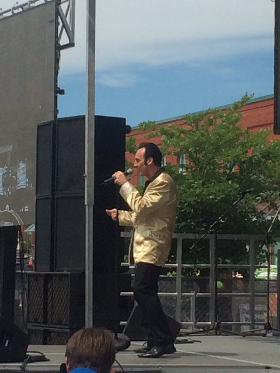 Crazy_Canuck94's tweet photo. Elvis has invaded Collingwood! #ElvisWeekend https://t.co/DI4ICqRWib