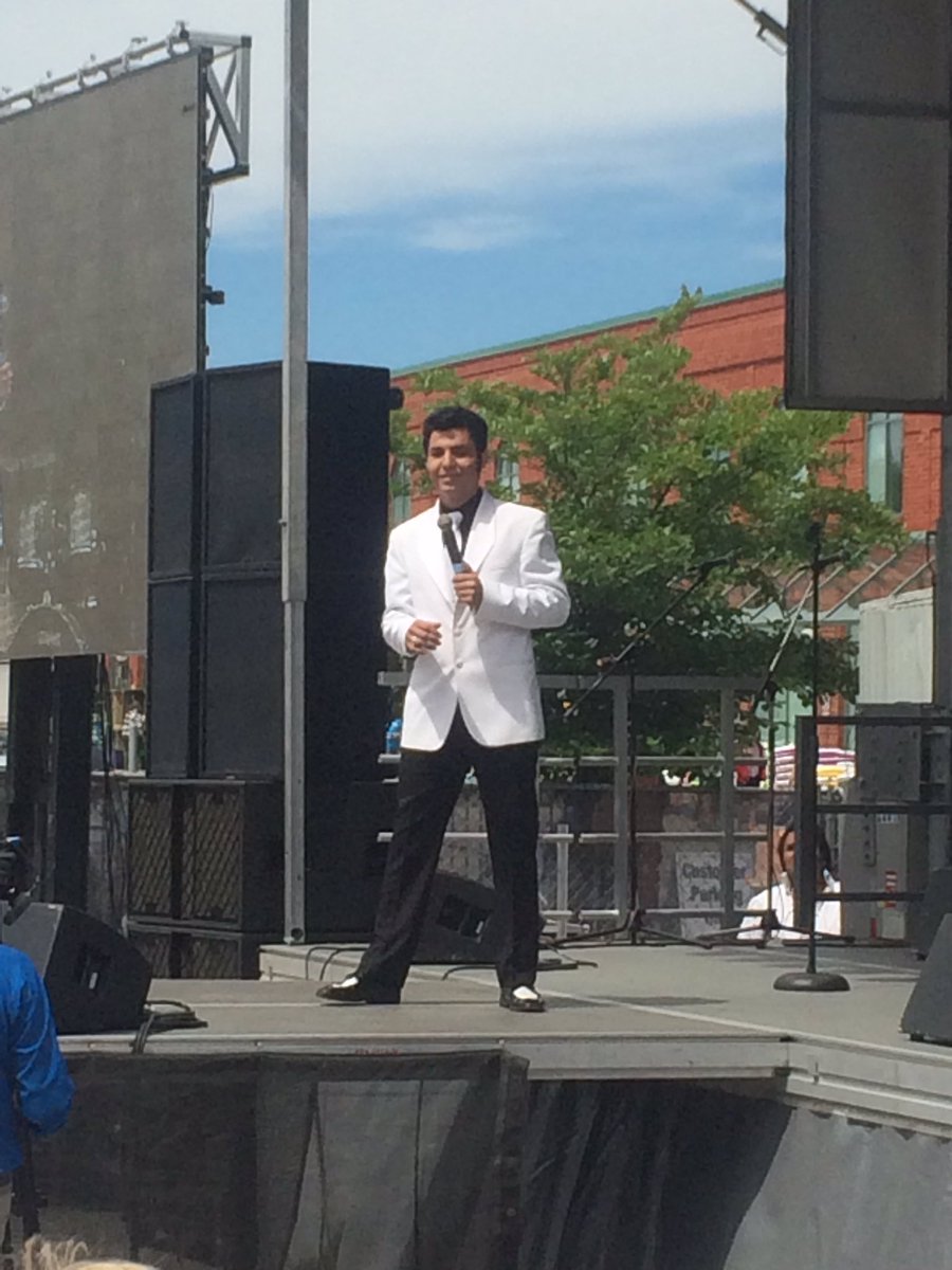 Crazy_Canuck94's tweet photo. Elvis has invaded Collingwood! #ElvisWeekend https://t.co/DI4ICqRWib