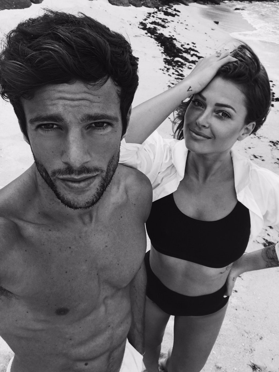 caroreceveur's tweet photo. C'est l'amour à la plage 🎶🖤
Shop my outfit --> https://t.co/GEURJZiVma https://t.co/lFElf8vQx5
