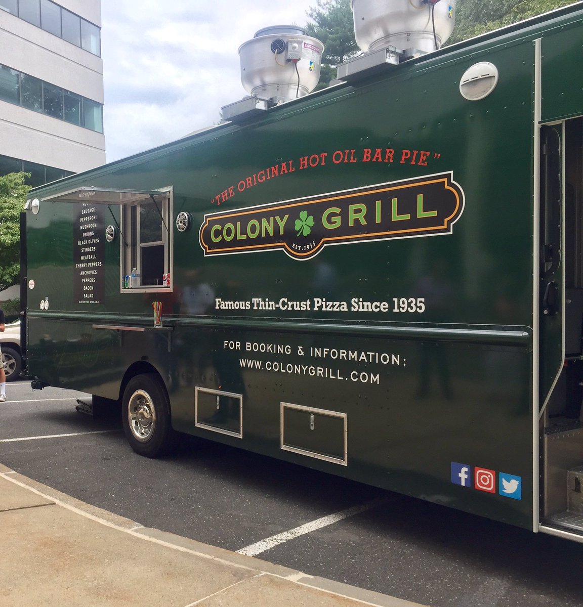 800Connecticut's tweet photo. Our employees are loving having @ColonyGrill1 here today! #800CT #FoodTruckFri #ColonyGrill #ColonyPizza #5StarWorldwide #FairfieldCounty https://t.co/RRI4xVnWxB