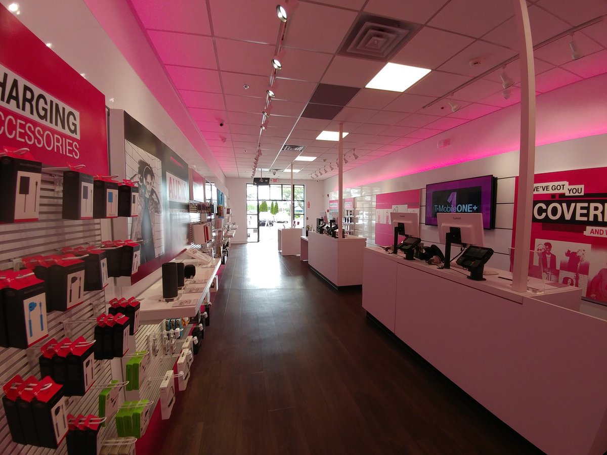 TSimmons1010's tweet photo. New store in Webster, NY is ready to roll! @WirelessVision @thatsammori @Pevo0119 @JonFreier   #WVIsThePlaceToBe https://t.co/dyiBjIQnui