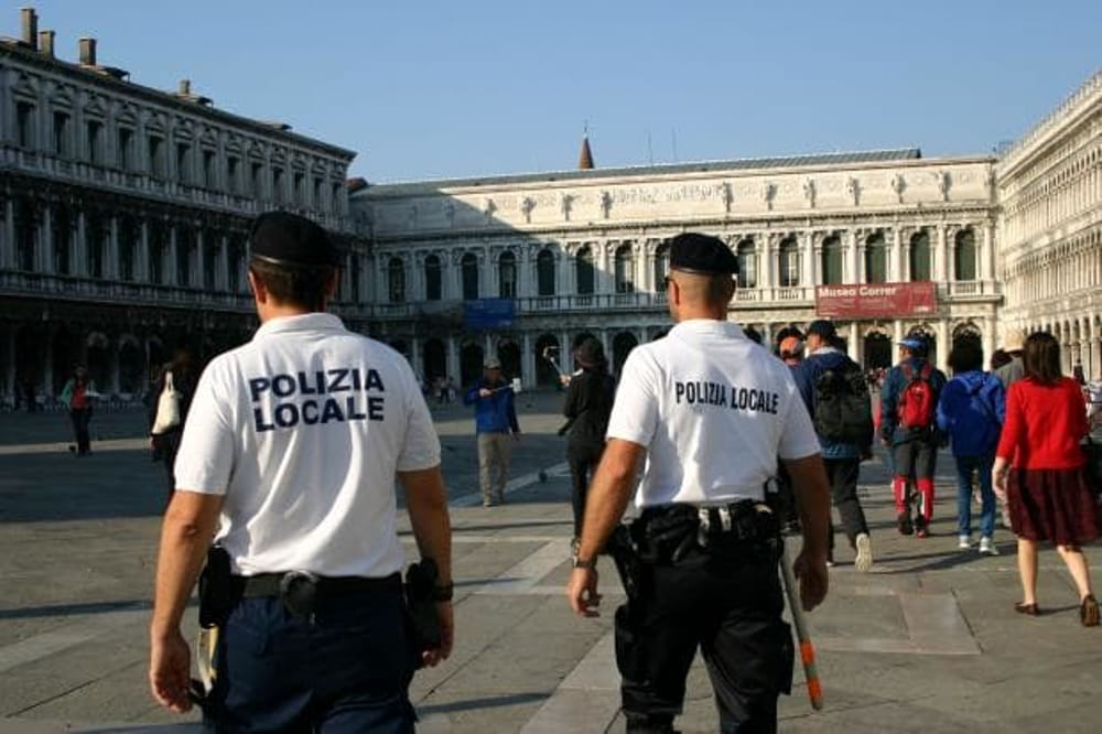 veneziatoday's tweet photo. Pistole ai vigili, è muro contro muro. #Diccap: "Il giudice dà ragione a noi, non al Comune" https://t.co/7zP4gENDPP https://t.co/u6OLNewuwo