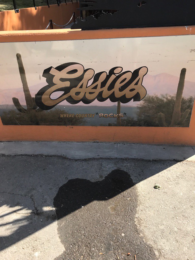 SkaroSportsBar's tweet photo. #oldgirlfriend for #friday #essies https://t.co/Wc7NhmyZdu