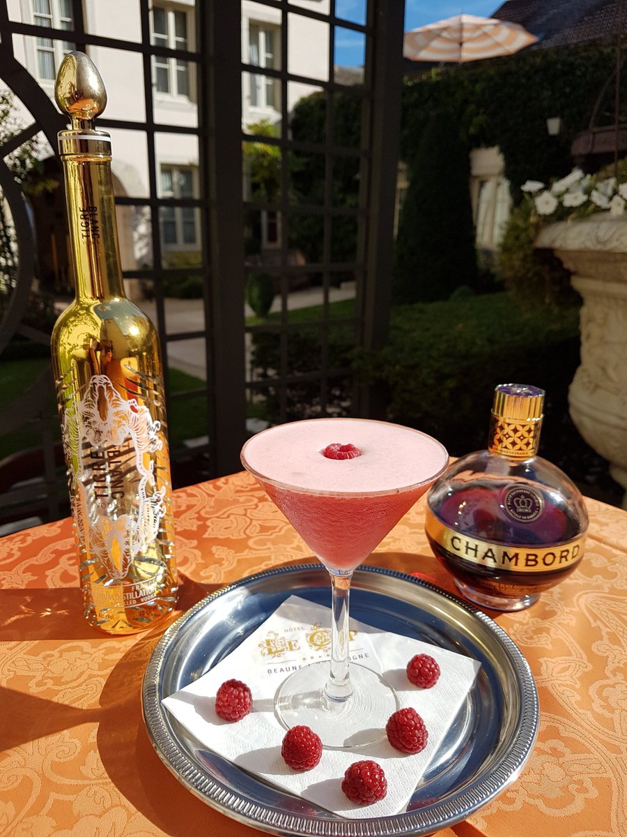 LeCepBeaune's tweet photo. Michal, notre chef barman, revisite pour vous le French Martini en utilisant de la vodka française @tigreblancparis ! Cocorico 🐓🐓🐓
#lecep https://t.co/CE4qu5XCAQ