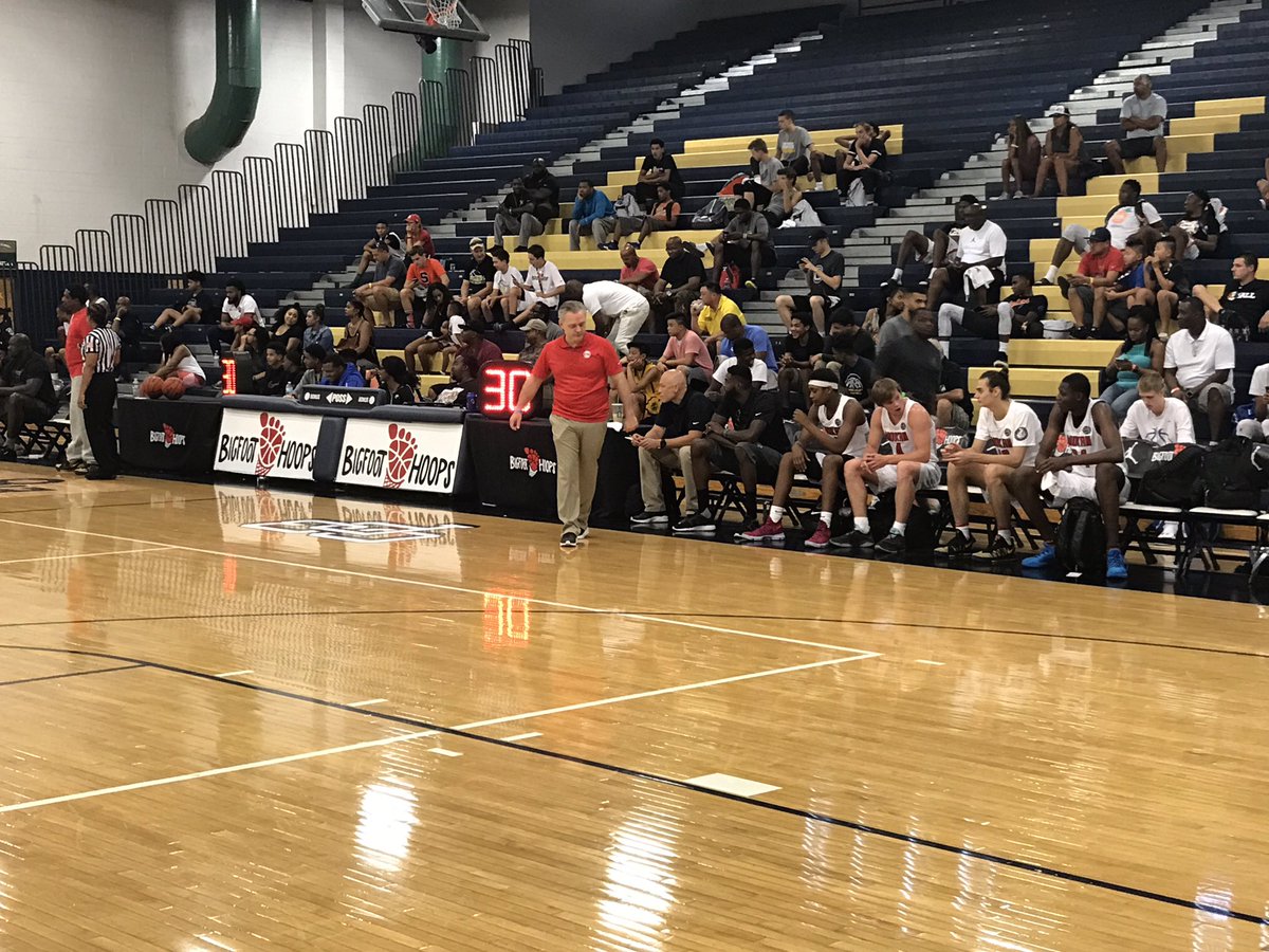 accessbball's tweet photo. Watching @CalSupremeBball vs #makan @BigfootHoops Pretty good game so far... #bigfoothoops #playbigvegas #accessbball https://t.co/kytBGOz70x