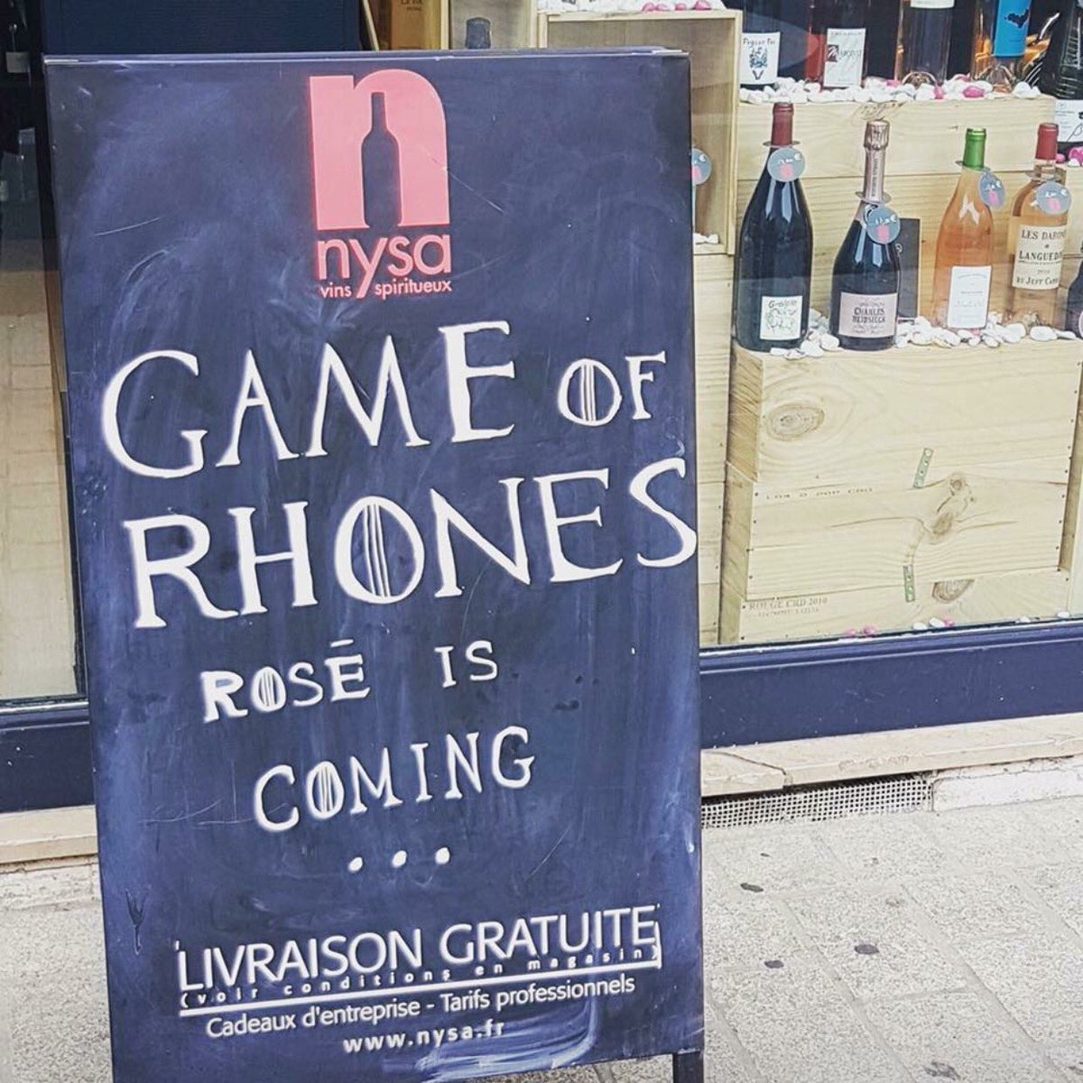OKeSHOP_IO_APP's tweet photo. Quand une cave à vins décide de promouvoir les produits de sa région 🍷 en faisant un parallèle avec #GOT17 malin ! #Angers #commercelife https://t.co/GlTqZYCuS5