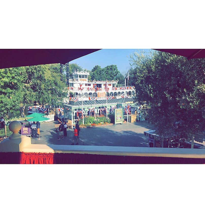 valcastrillon's tweet photo. Work Views Today โข ๐ญโข ๐ฐ
โข
โข
โข
โข
#ReturnOfTheClassics #Disneyland #Fantasmic #RadioBroadcast https://t.co/yKl8KDvd1k https://t.co/pQgCUvBvwv