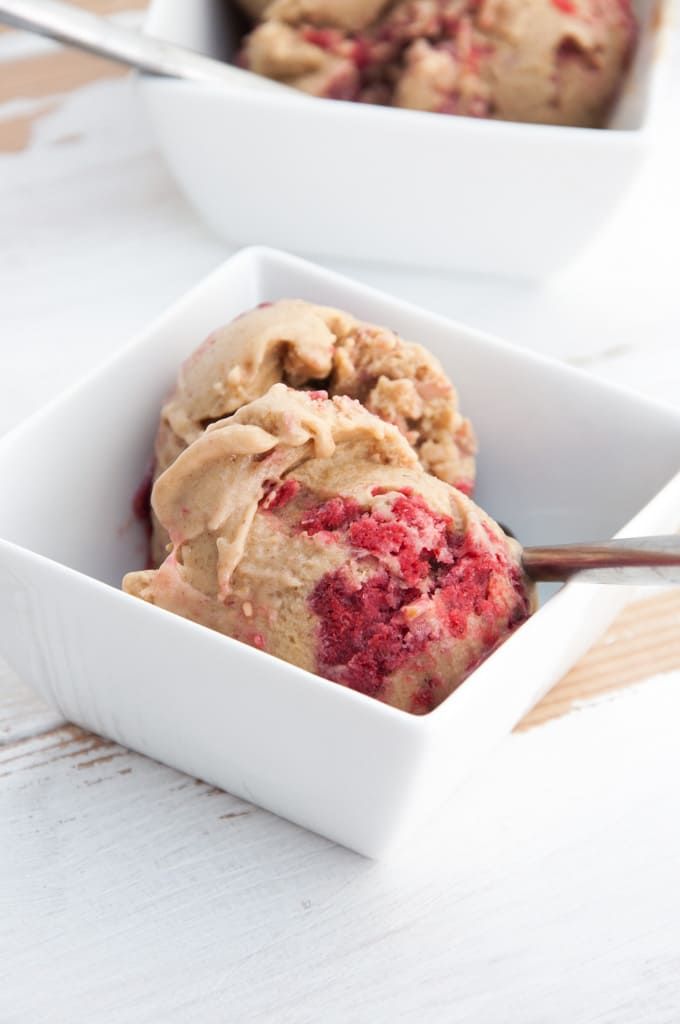 HannahTeson's tweet photo. Holy moly, this Vegan Peanut Butter Ice Cream w/ Strawberry Swirls from @ElephantasticV ! #vegansummer #vegandessert https://t.co/6eAsnLYbNv https://t.co/cnY2ncPGQ5