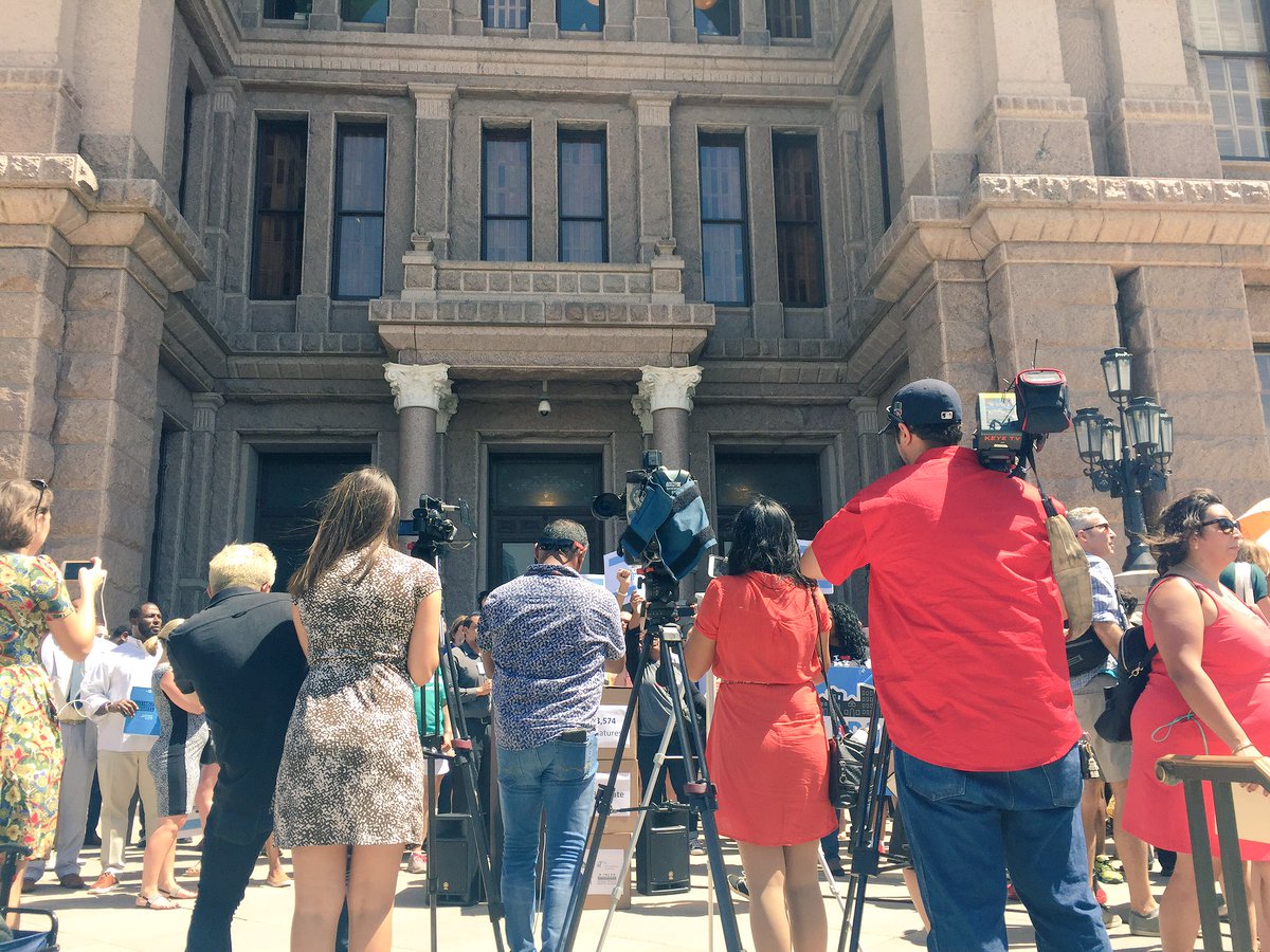 ProgressiveChi's tweet image. .@ward32chicago @35th_Ward @45thWardChicago stand w/@LocalProgress to say NO to TX's "Show Me Your Papers" law. #sb4ishate #localprogress17