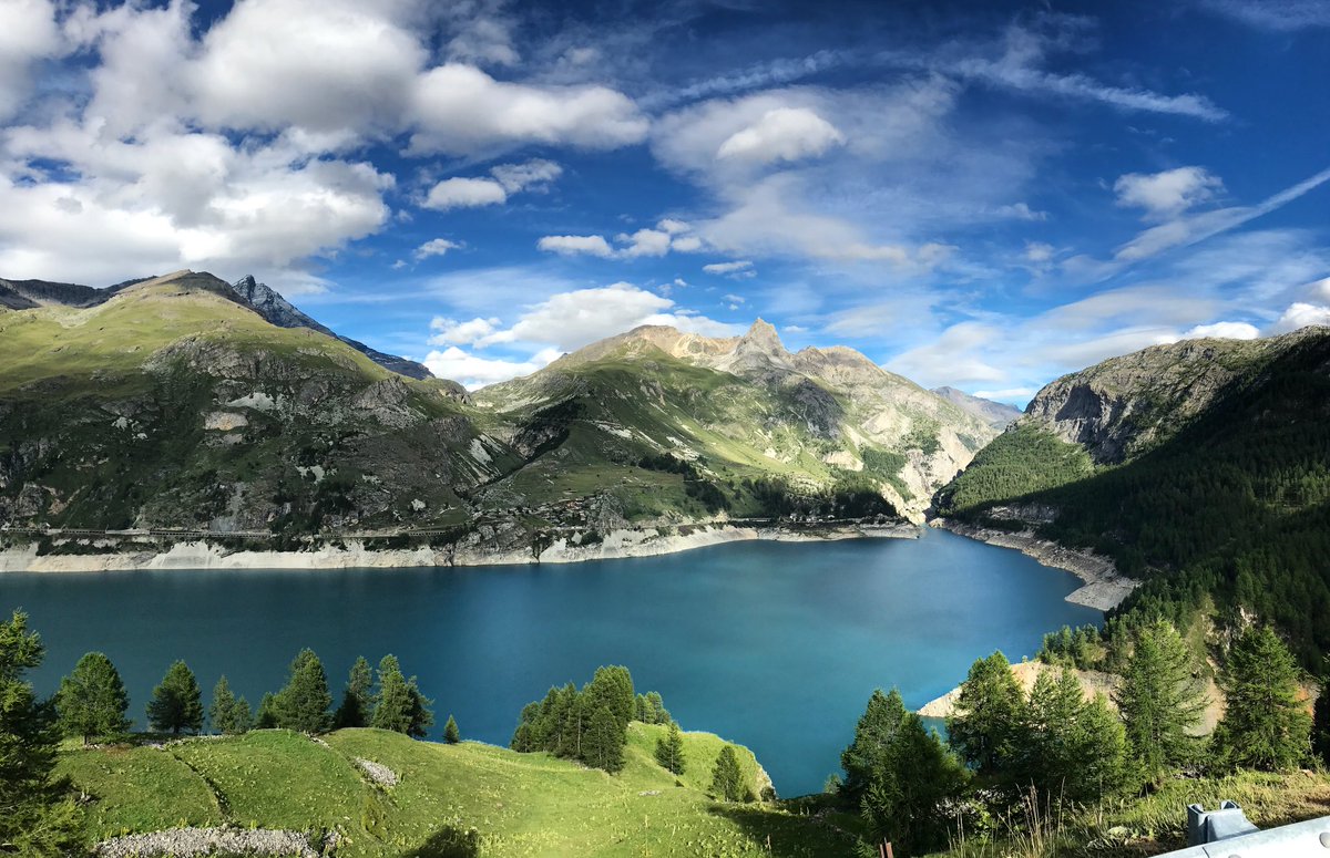 squashfalconer's tweet photo. I've seen this view thousands of times... it never gets boring... I absolutely love this place. #tignes #behappybeopen @TignesOfficiel https://t.co/dZL2Z0rI0K