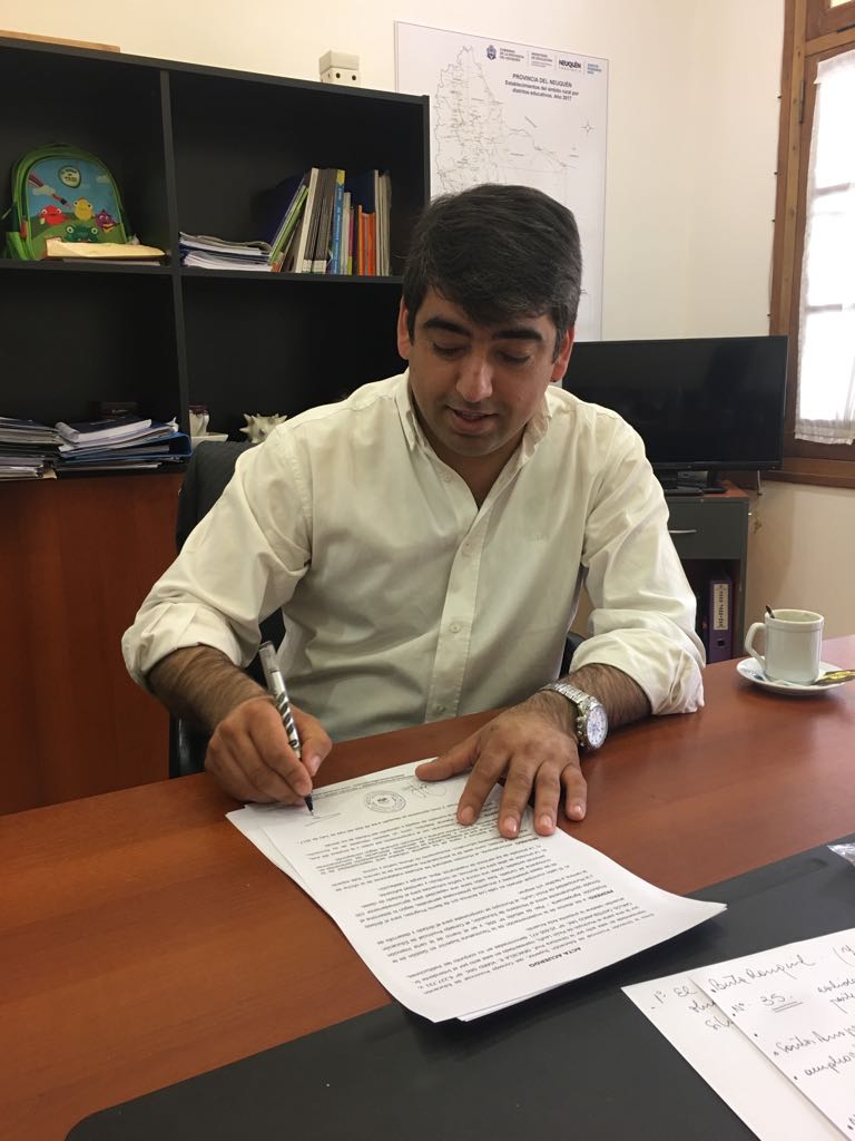 CarCasteblanco's tweet photo. #Ahora en el @Educa_ProvNqn firma Acta Acuerdo para la implementacion de la Tecnicatura Superior en Gestión de la Producción Agropecuaria. https://t.co/ZRzzV4o0tc