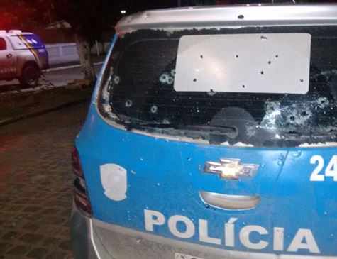 folhape's tweet photo. VIOLÊNCIA | Juiz tem casa assaltada por criminosos e mulher agredida no Recife https://t.co/zpQnCeQdfV #violência #recife #casamarela https://t.co/odfp4Ohm5D