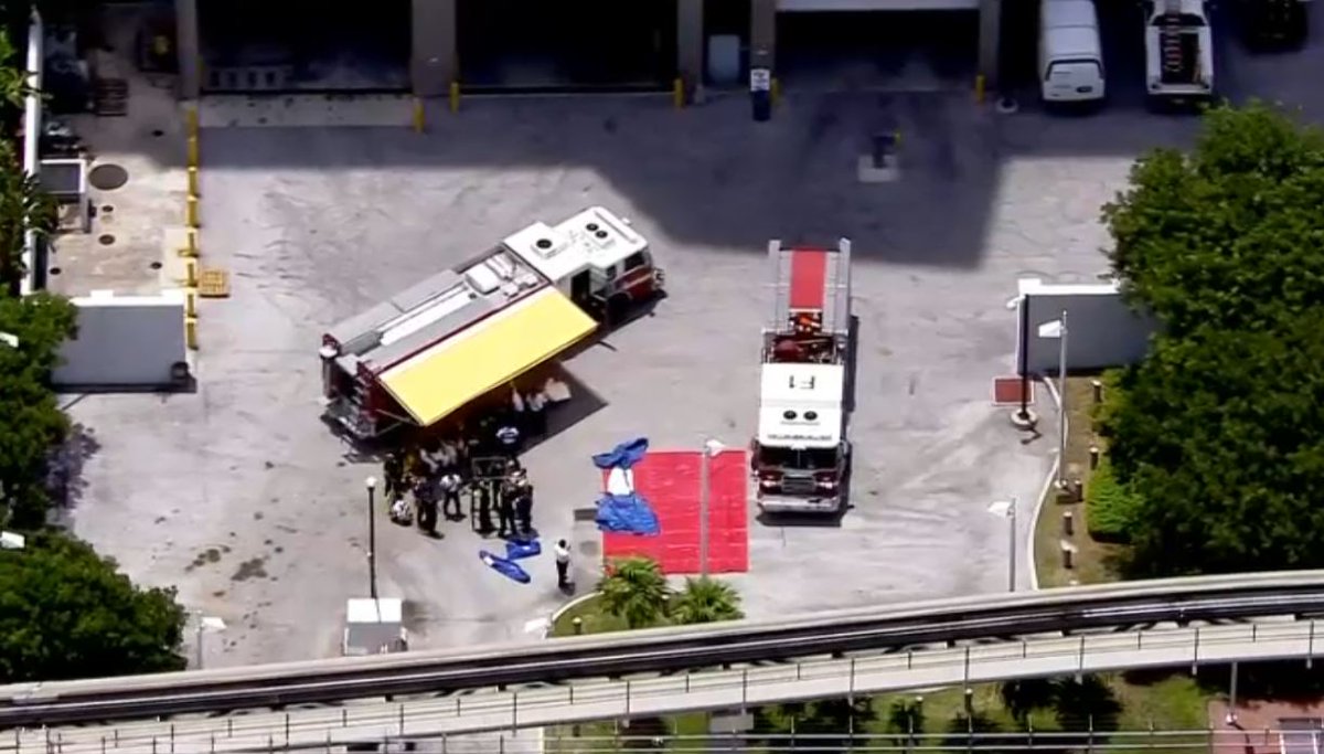 #BREAKING possible #whitepowder incident forcing people to be checked for exposure at #Miami Federal Courthouse <a href="/Telemundo51/">Telemundo51</a> <a href="/CarolinaNT51/">Carolina Novoa Arias</a>