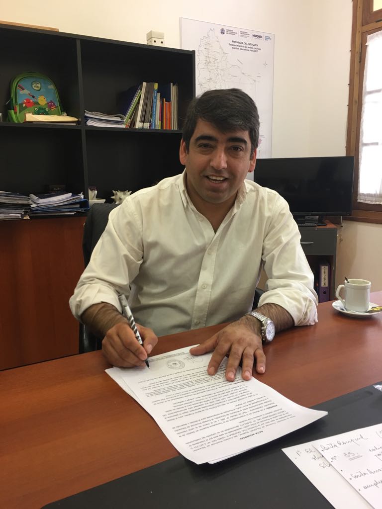 CarCasteblanco's tweet photo. #Ahora en el @Educa_ProvNqn firma Acta Acuerdo para la implementacion de la Tecnicatura Superior en Gestión de la Producción Agropecuaria. https://t.co/ZRzzV4o0tc