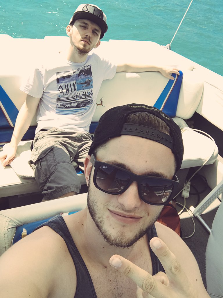 DiegoDerMac's tweet photo. Marco Yolo &amp; Ich whippen die Yacht 🚣🤙🏻 https://t.co/OWEPnAj6yl