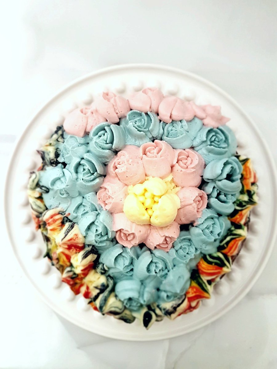 ashleyalymann's tweet photo. @realDonaldTrump I heard you've been working really hard and still people are are giving you a tough time. Here's a cake to cheer you up https://t.co/tsNM5fQxKc