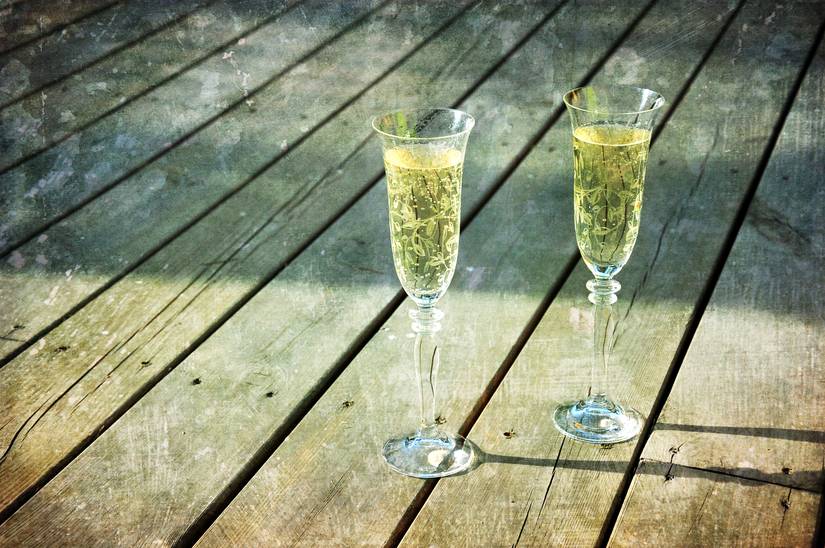 BeDaylighted's tweet photo. It's finally Friday! Let's cheers to the weekend #fridayfunday #cheers #weekend #champagne #enjoy https://t.co/dqH5zss1uT https://t.co/SfRenfRbUi