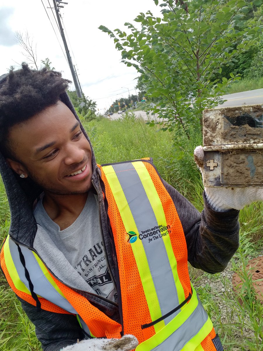 TRCA_Outreach's tweet photo. #trcacyc crews working hard at #heartlake keeping our wetlands clean. Even childhood fun contributes to an unhealthy habitat #nintendoDS! https://t.co/LRrtr4QL7o