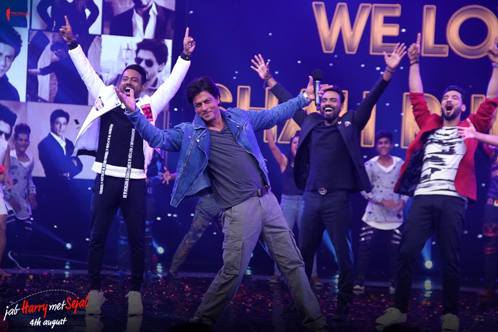 RedChilliesEnt's tweet photo. Team #JHMS will be touring your 📺. Watch @iamsrk on #DancePlus3 tomorrow &amp; on Sunday at 8 pm only on @StarPlus. https://t.co/7xYFPenXAj
