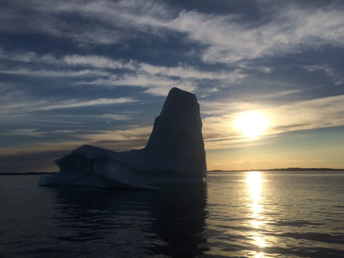 AxelMonnier's tweet photo. Les paysages sont fous. Et lui aussi. Il traque les icebergs pour récupérer l'eau "la + pure du monde" à Terre-Neuve. Bientôt @TF1LeJT https://t.co/3zmUnHvLSc