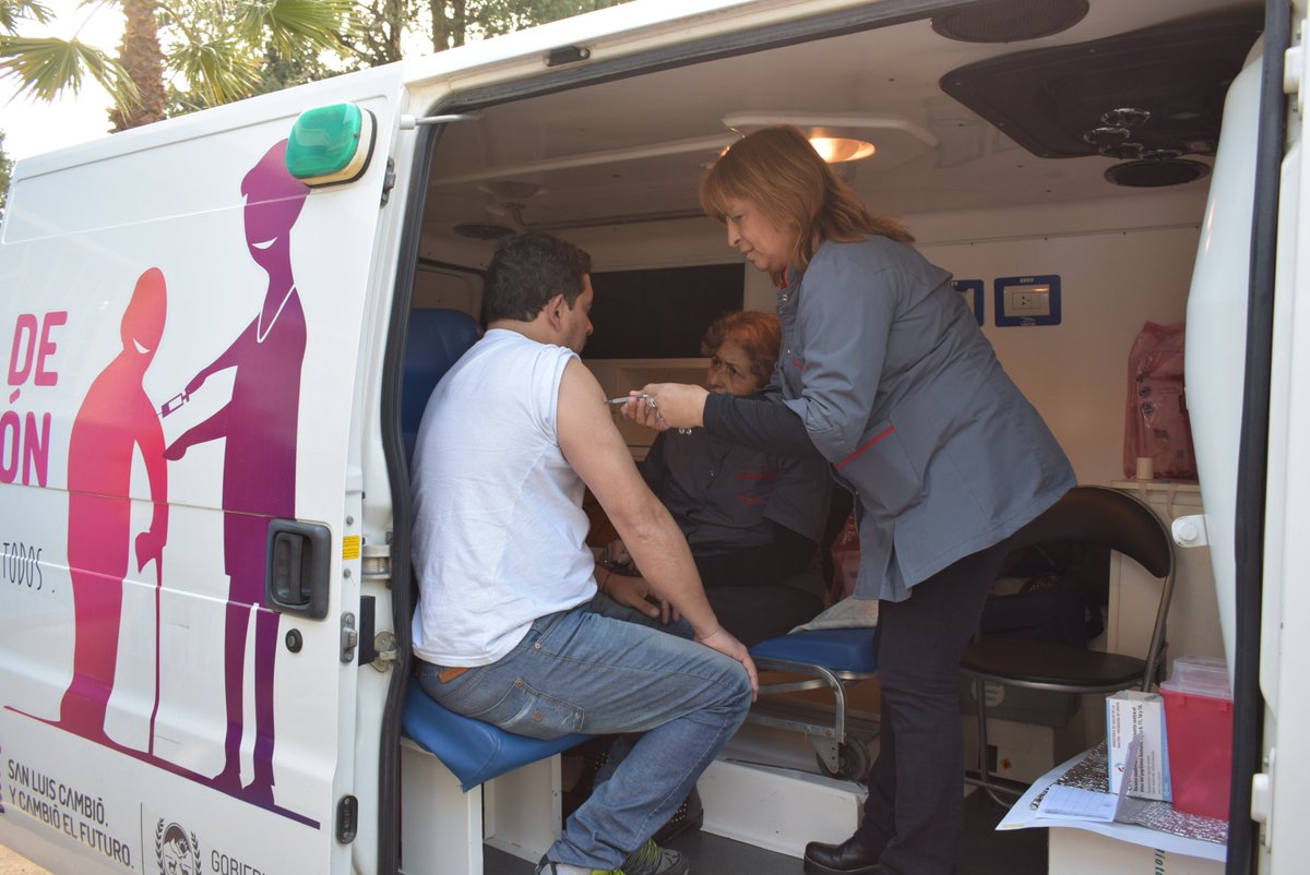 ministerio_ds's tweet photo. Hoy el #MinisterioDeSalud estuvo efectuando la campaña de vacunación #Antigripal #HepatitisB #Antitetánica y  #TestVoluntarioVIH en ntro MDS https://t.co/cUngtycxxC