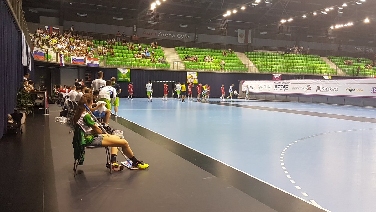 TeamSlovenia's tweet photo. Fantje so začeli s polfinalno tekmo proti Hrvaški🏐🏐🏐🏐 Gremoooo #TeamSlovenia 🖒🖒🖒 #ofem2017 #rokomet https://t.co/0BxBKVYrGn