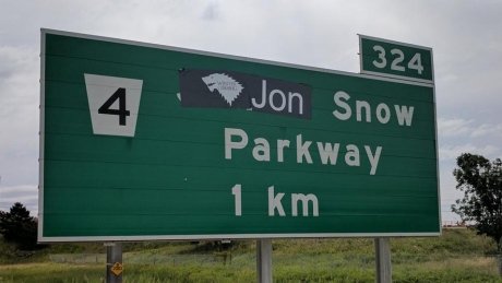 CBCToronto's tweet photo. Ontario highway sign goes from James Snow Parkway to Jon Snow Parkway https://t.co/Pd9tzoGYbL https://t.co/gK2OA3Kx44