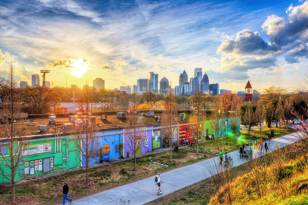 DiscoverAtlanta's tweet image. Learn from those who know. Here&apos;s where to eat and #DiscoverATL&apos;s must-see sights through the eyes of a local. bit.ly/2vgSKUq