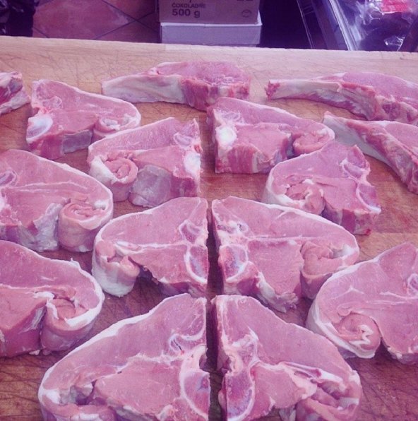 intlmeatmarket's tweet photo. How do you eat your #veal #chops?
#IntlMeatMarket #WeGotMeat #TheButcher #VealChops https://t.co/Cd128mcYiT