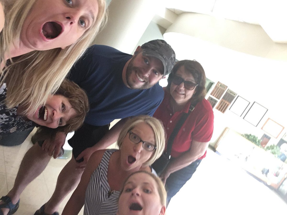 mrssavmcnab's tweet photo. #selfieface #fatherdan #StPatProud #teamshamrock https://t.co/GFiwGaHouo