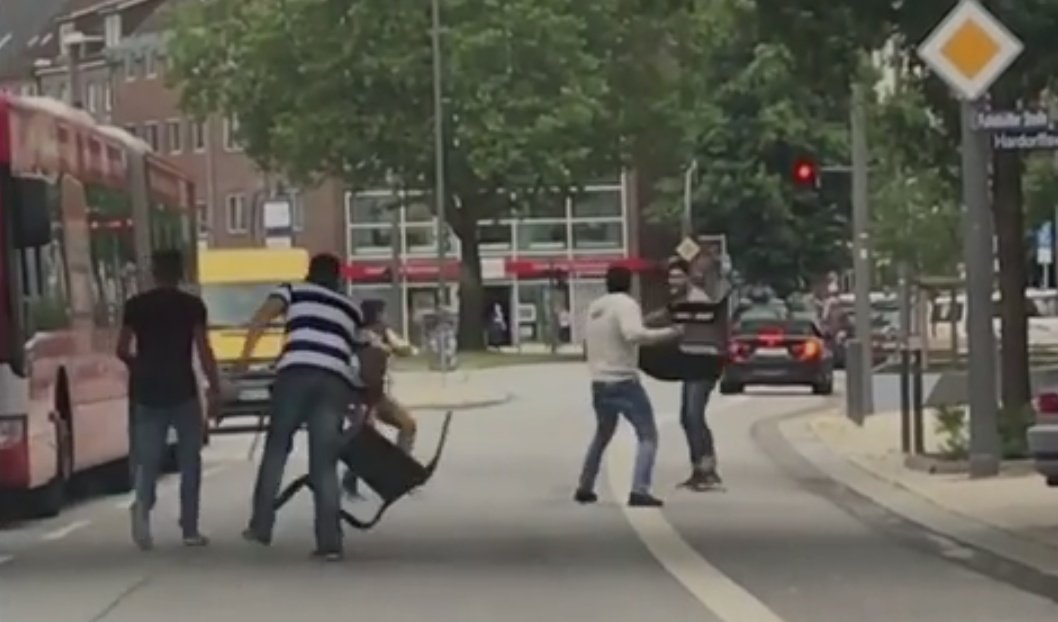 LetKiser's tweet photo. Ein Amokläufer. Vier Helden. Alle Muslime. Was hat jetzt mit dem Islam zu tun? #Barmbek https://t.co/YV14Be6600
