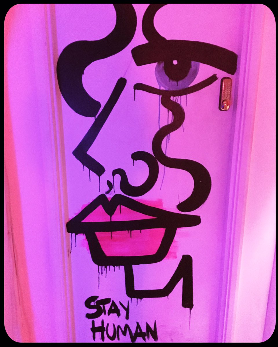 HelziiiC's tweet photo. Stay human #lightsofsoho https://t.co/L0a57mdWY9