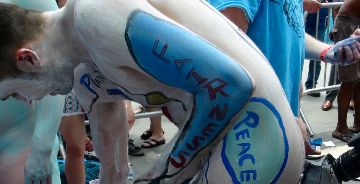 roninnewyork's tweet photo. Fimmaker/actor/YouTube funnyman @DonovanTPS wears his message & his heart on @bodypaintingday.#BodyPaintingDay#HumanConnectionArts #HCANYC17 https://t.co/M2K5xKWfxl
