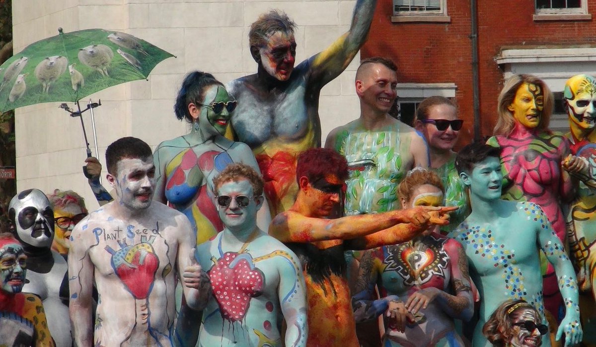 roninnewyork's tweet photo. Crowd drawer @andygolub's @bodypaintingday 2017. #BodyPaintingDay #HumanArtsConnection #HCANYC17 https://t.co/aUcdfLBDxY