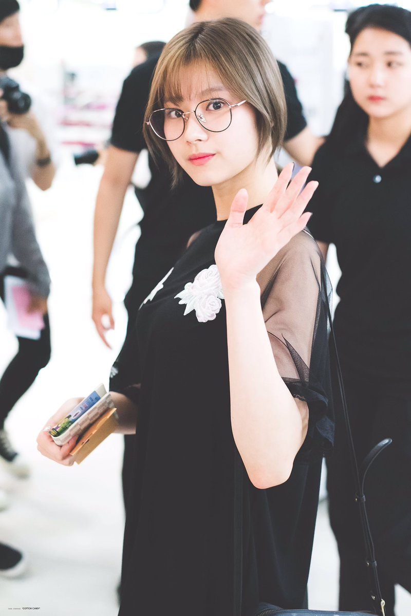 onlysanabr's tweet photo. [#PICS] 13.07.17 | Sana no aeroporto de Gimpo 

cr: sanacottoncandy

 #트와이스 #TWICE #사나 #SANA https://t.co/dMRlJSnm9O