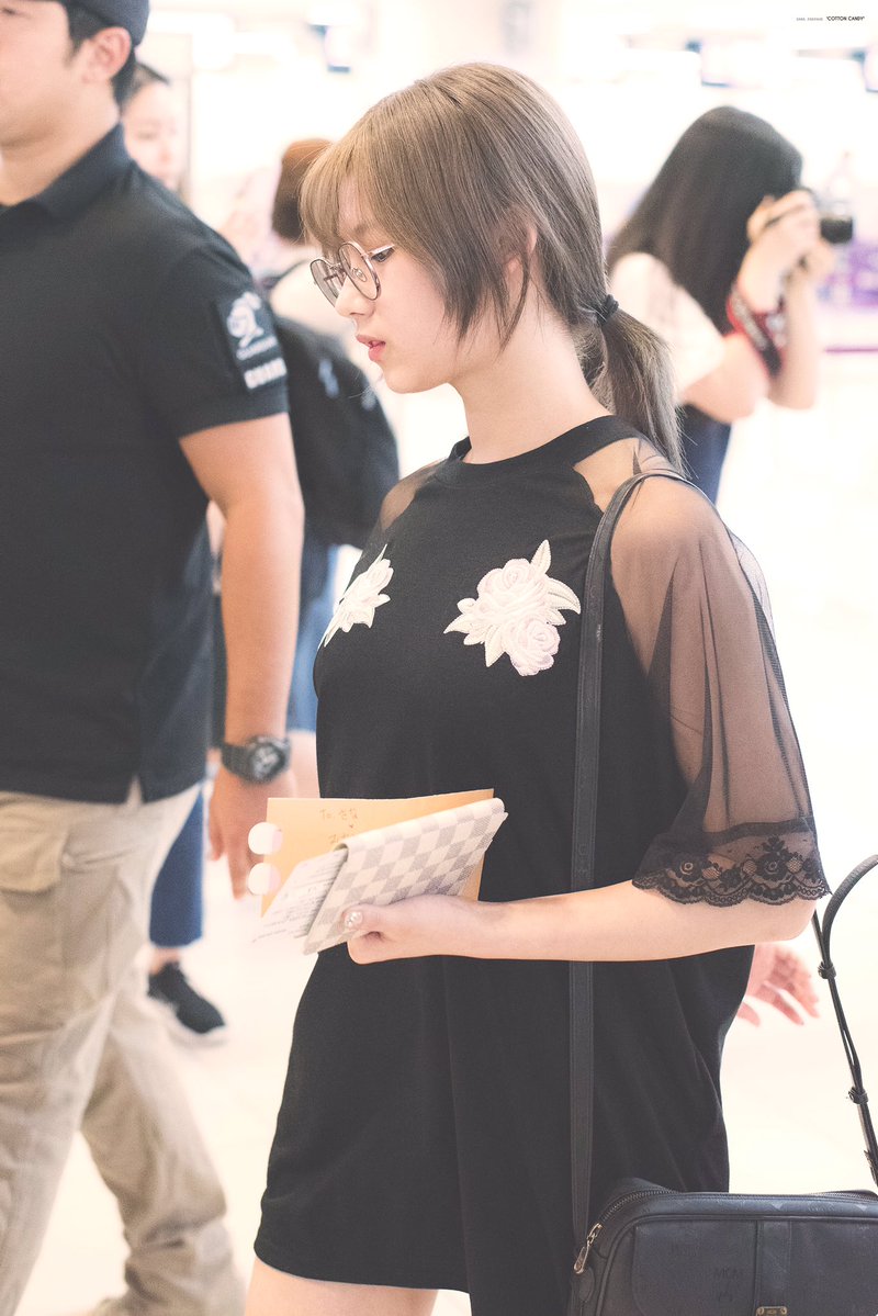 onlysanabr's tweet photo. [#PICS] 13.07.17 | Sana no aeroporto de Gimpo 

cr: sanacottoncandy

 #트와이스 #TWICE #사나 #SANA https://t.co/dMRlJSnm9O