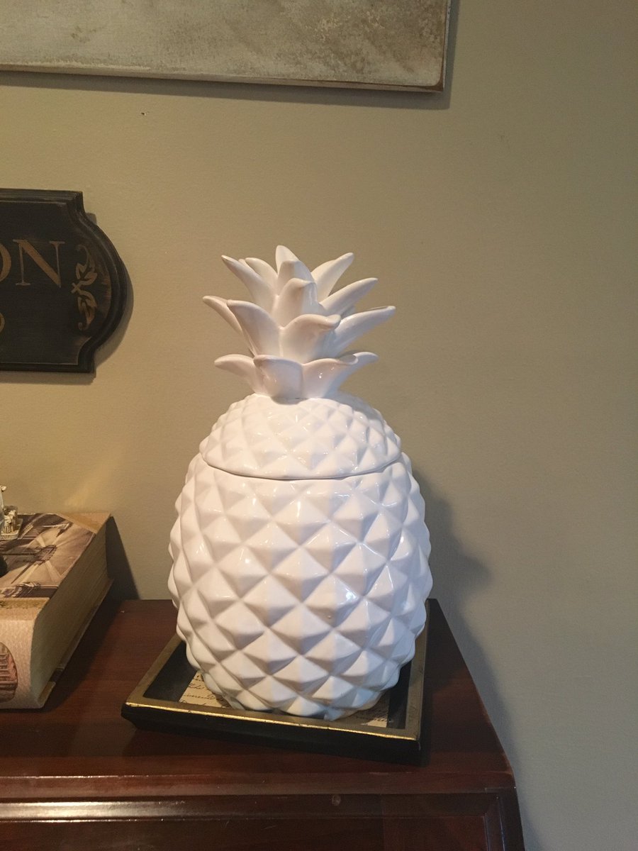 tonizmrusso's tweet photo. My Twitter fam may know we as the #shadequeen but my IRL (in real life) fam knows me as the #pineapplequeen https://t.co/ka0ijm8J2t