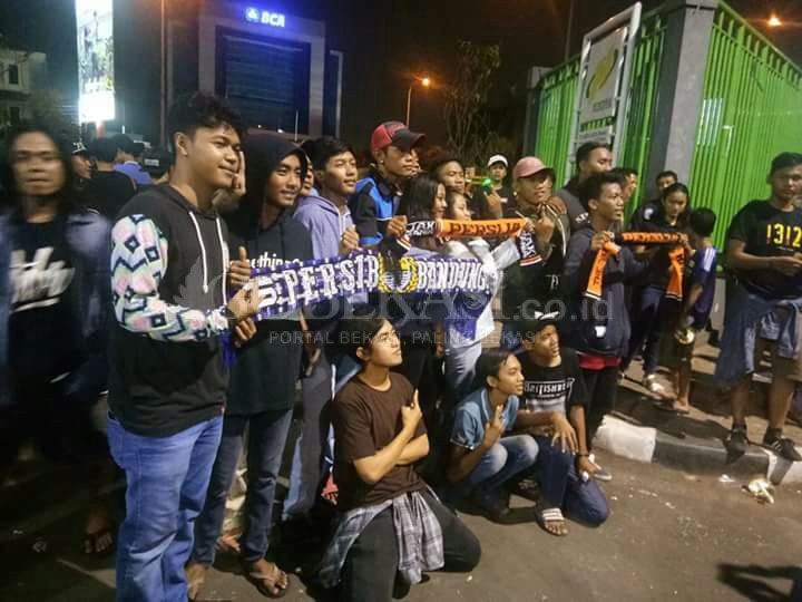 BIG RESPECT untuk teman-teman The Jak dan Bobotoh yang melakukan 'Aksi 1000 Lilin' di Std Patriot Bekasi semalam.
#FootballForUnity