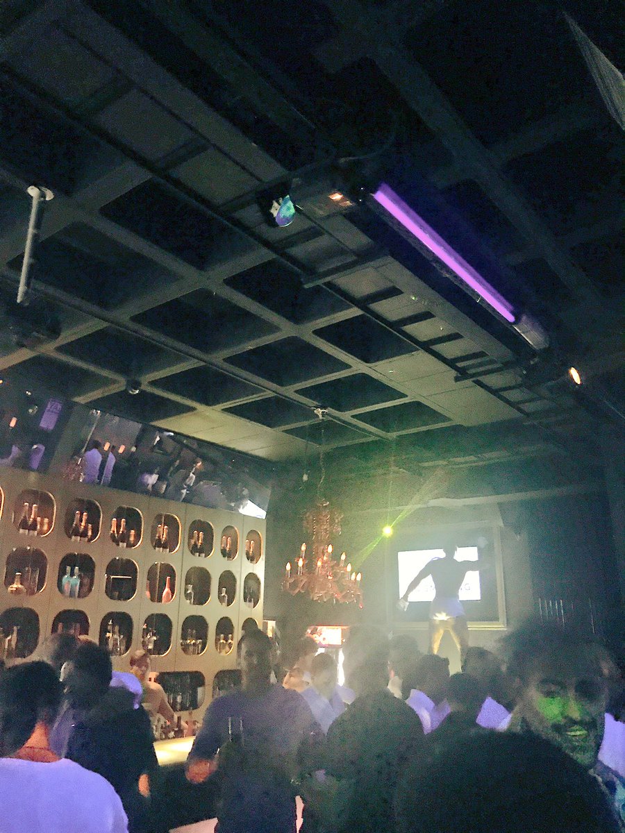Lloydi_Boy's tweet photo. there are scantily clad men dancing on the bar... ๐๐ผ #BOSSWW17 https://t.co/ZVGhaU6Xp0