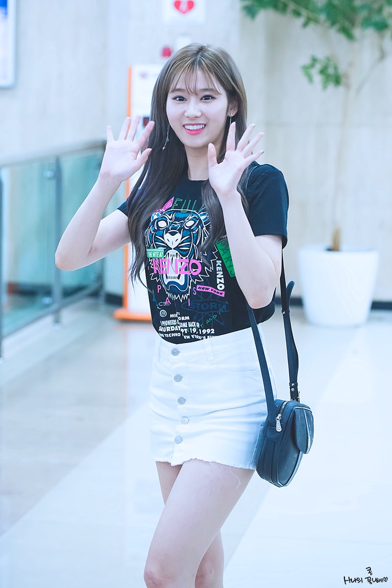 onlysanabr's tweet photo. [#PICS] 15.07.17 | Sana no aeroporto de Gimpo

cr: scent_sana

 #트와이스 #TWICE #사나 #SANA https://t.co/e0edOBC4L5