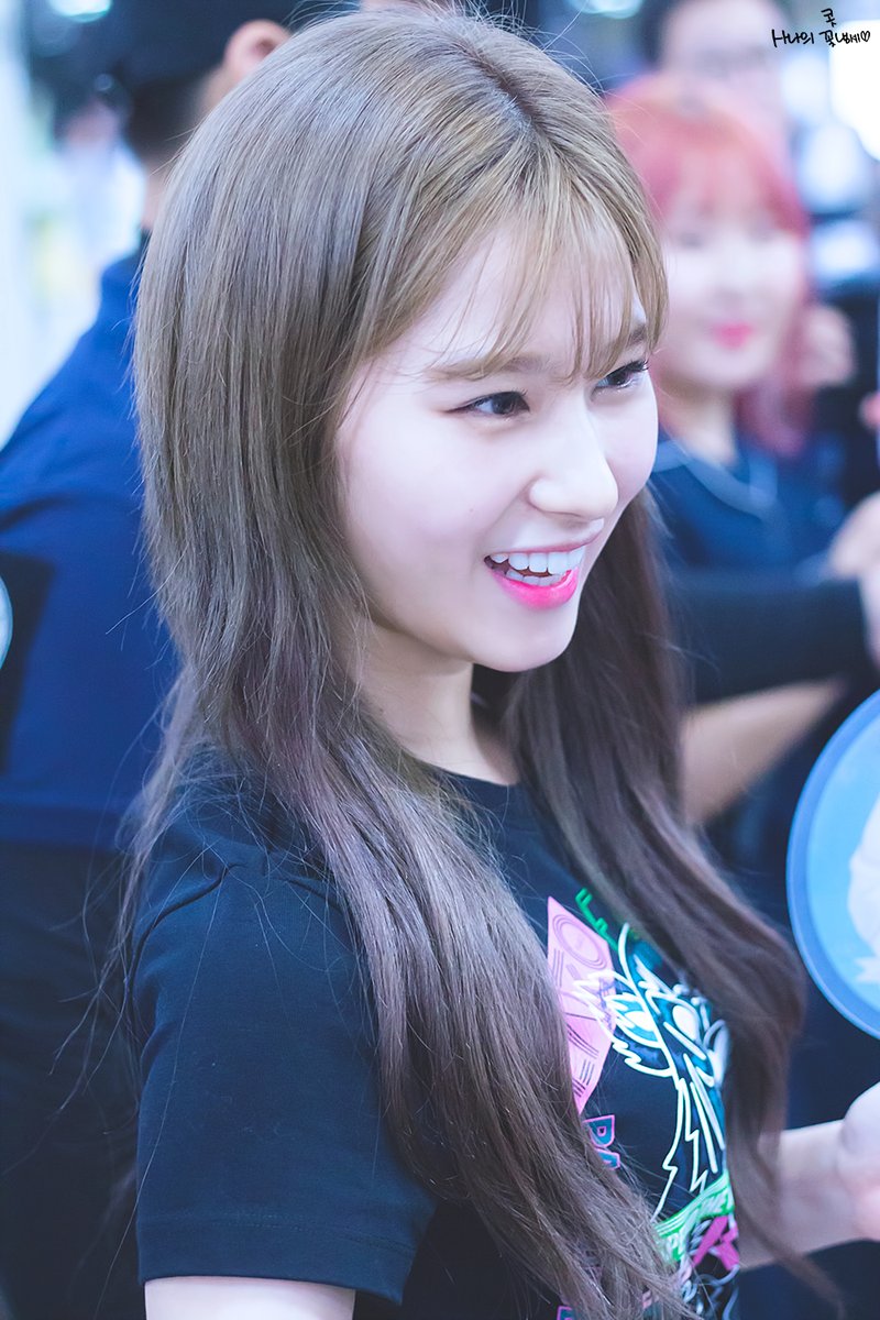 onlysanabr's tweet photo. [#PICS] 15.07.17 | Sana no aeroporto de Gimpo

cr: scent_sana

 #트와이스 #TWICE #사나 #SANA https://t.co/e0edOBC4L5