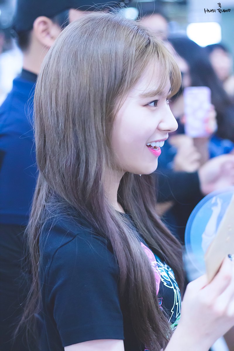 onlysanabr's tweet photo. [#PICS] 15.07.17 | Sana no aeroporto de Gimpo

cr: scent_sana

 #트와이스 #TWICE #사나 #SANA https://t.co/e0edOBC4L5
