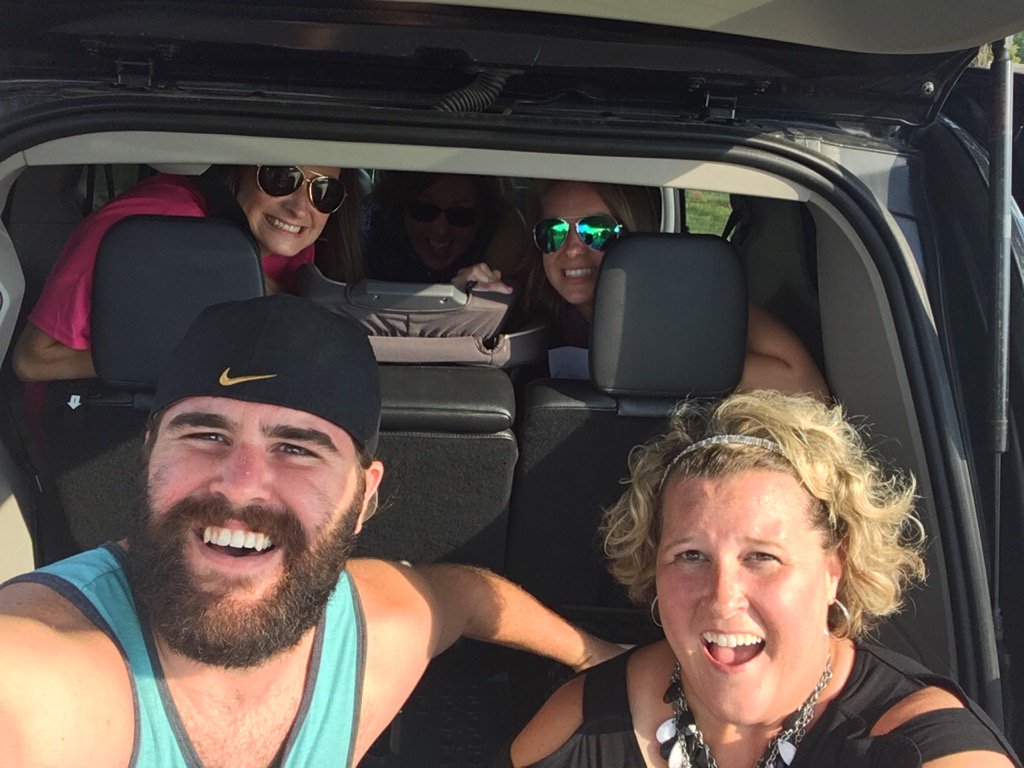 AnneAnniee73's tweet photo. Everybody's in the car #tweeterliter #stpatproud https://t.co/OUNnGl2cxj