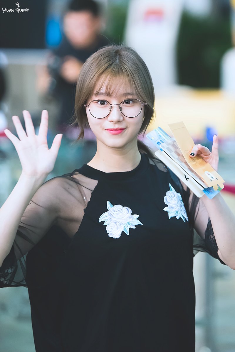 onlysanabr's tweet photo. [#PICS] 13.07.17 | Sana no aeroporto de Gimpo

cr: scent_sana

 #트와이스 #TWICE #사나 #SANA https://t.co/O8BeEhOmXj